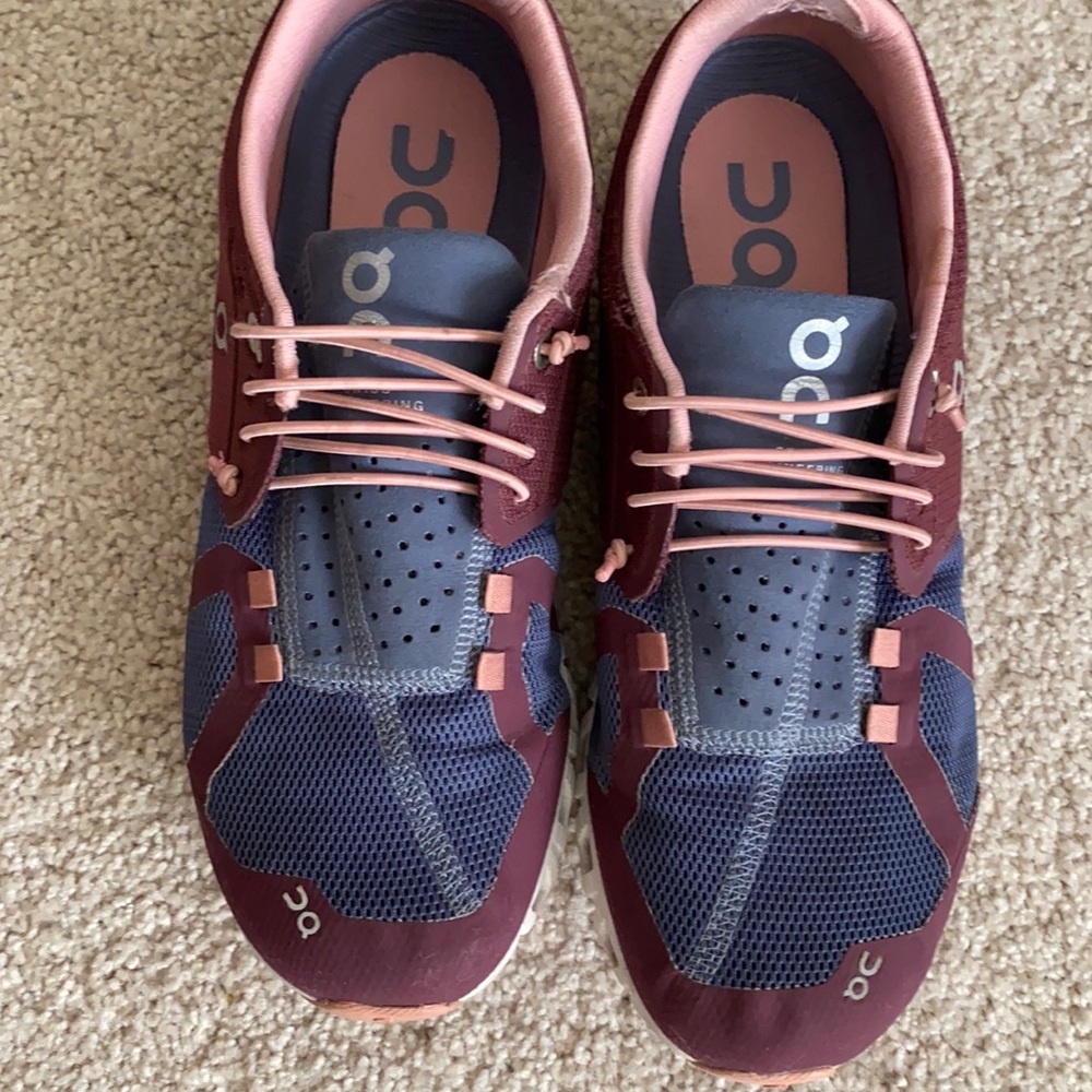 On running cloud sneaker
